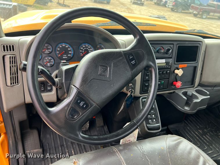 image for item MM9205 2009 International WorkStar 7500  truck cab and chassis