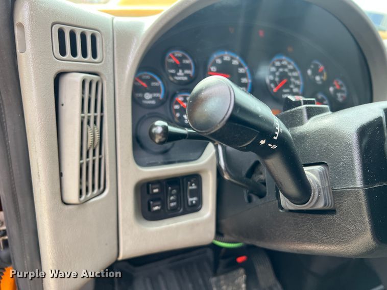 image for item MM9205 2009 International WorkStar 7500  truck cab and chassis