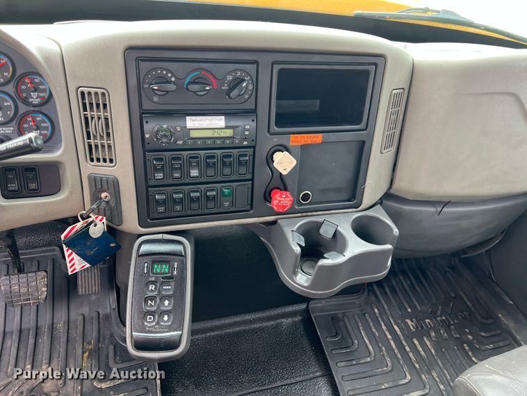 image for item MM9205 2009 International WorkStar 7500  truck cab and chassis