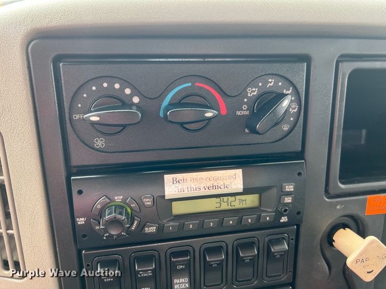 image for item MM9205 2009 International WorkStar 7500  truck cab and chassis