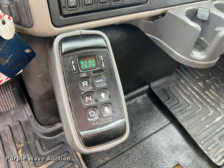 image for item MM9205 2009 International WorkStar 7500  truck cab and chassis