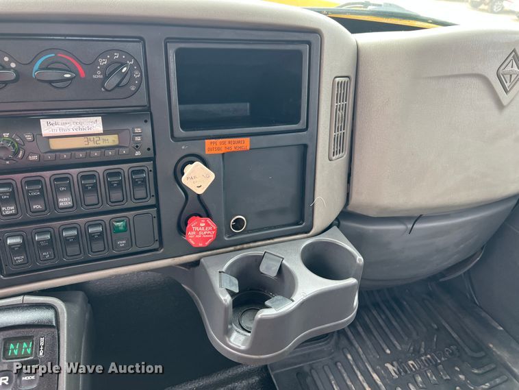 image for item MM9205 2009 International WorkStar 7500  truck cab and chassis