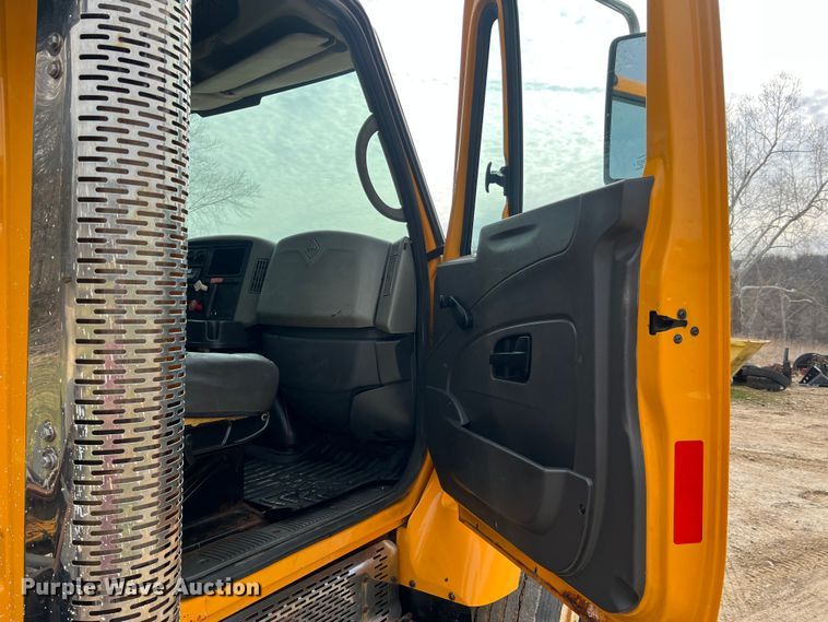 image for item MM9205 2009 International WorkStar 7500  truck cab and chassis