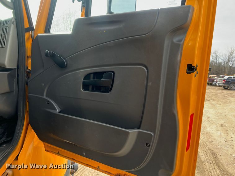 image for item MM9205 2009 International WorkStar 7500  truck cab and chassis