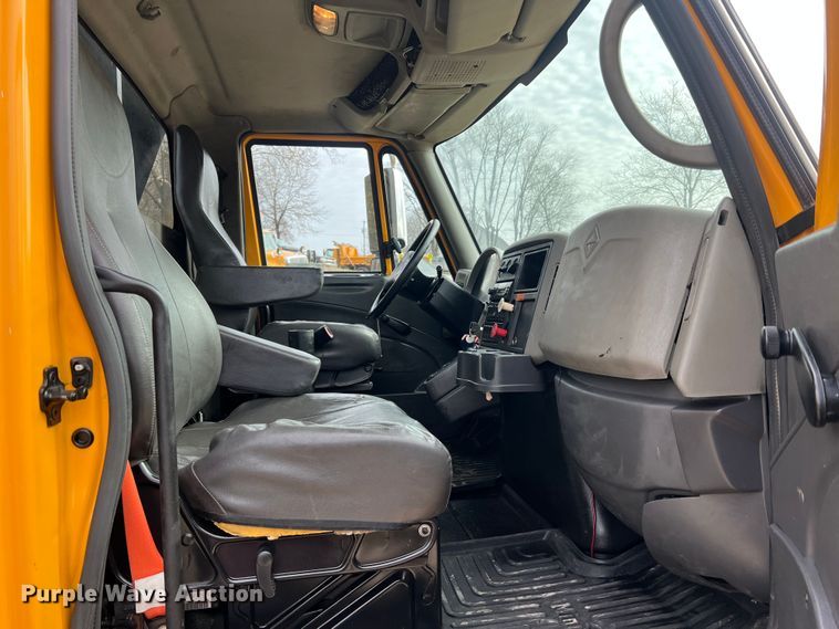 image for item MM9205 2009 International WorkStar 7500  truck cab and chassis