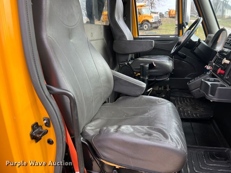 image for item MM9205 2009 International WorkStar 7500  truck cab and chassis