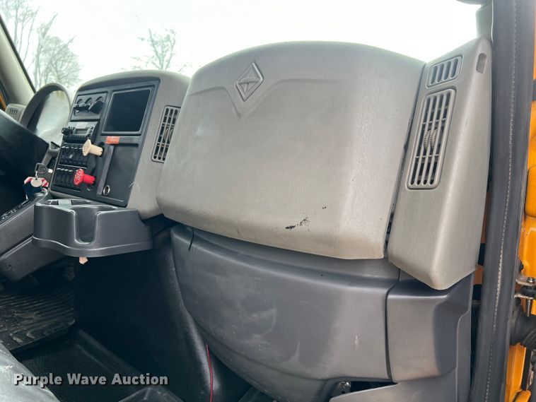 image for item MM9205 2009 International WorkStar 7500  truck cab and chassis