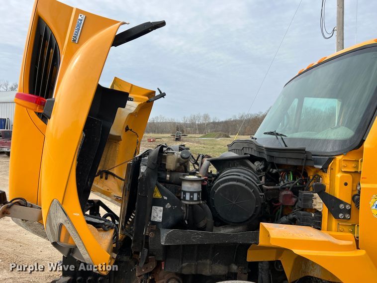 image for item MM9205 2009 International WorkStar 7500  truck cab and chassis