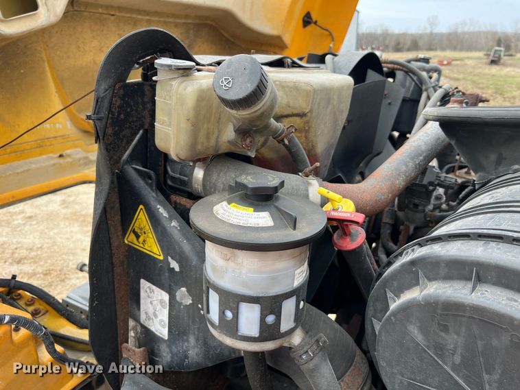 image for item MM9205 2009 International WorkStar 7500  truck cab and chassis