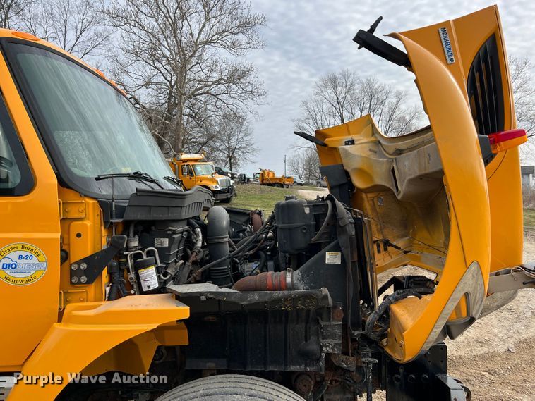 image for item MM9205 2009 International WorkStar 7500  truck cab and chassis