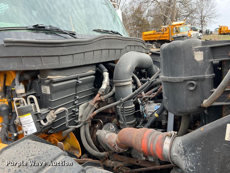 image for item MM9205 2009 International WorkStar 7500  truck cab and chassis