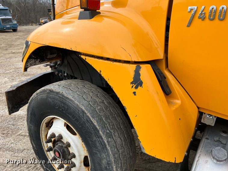 image for item MM9206 2007 International 7400  dump truck