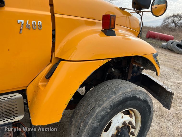 image for item MM9206 2007 International 7400  dump truck