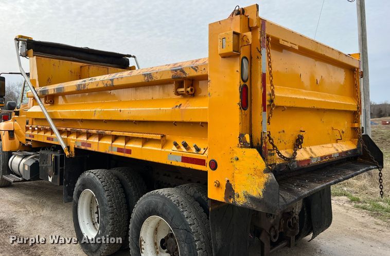 image for item MM9206 2007 International 7400  dump truck