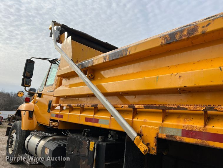 image for item MM9206 2007 International 7400  dump truck