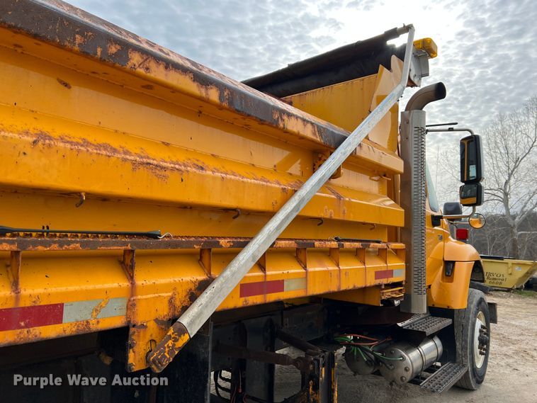 image for item MM9206 2007 International 7400  dump truck