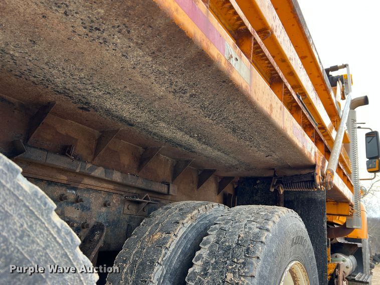image for item MM9206 2007 International 7400  dump truck