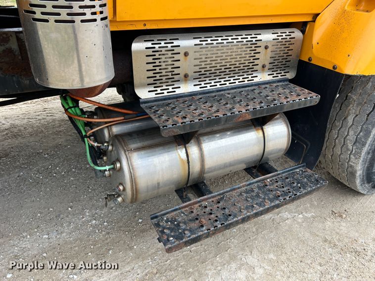 image for item MM9206 2007 International 7400  dump truck