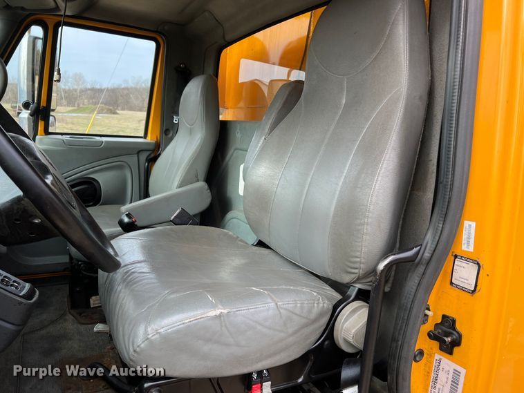 image for item MM9206 2007 International 7400  dump truck