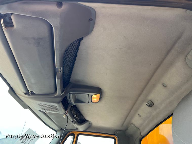 image for item MM9206 2007 International 7400  dump truck