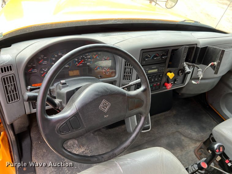 image for item MM9206 2007 International 7400  dump truck