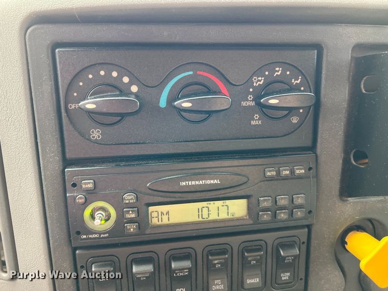 image for item MM9206 2007 International 7400  dump truck