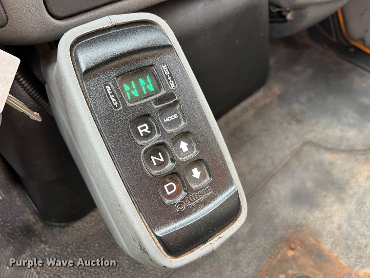 image for item MM9206 2007 International 7400  dump truck