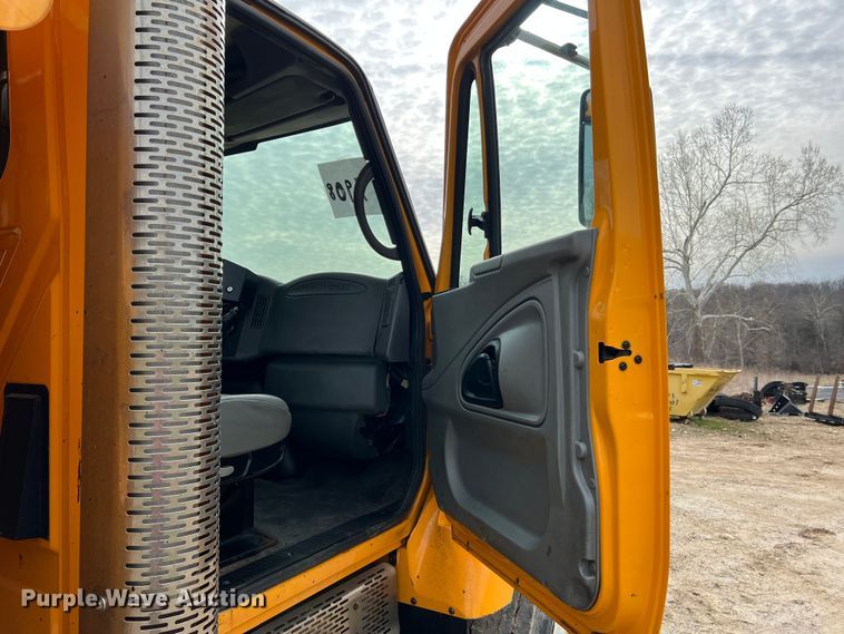 image for item MM9206 2007 International 7400  dump truck