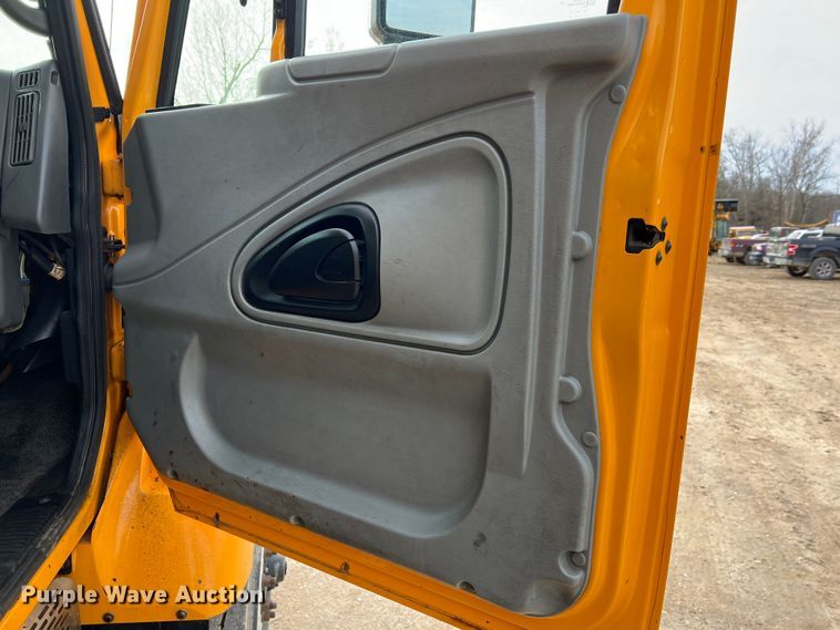 image for item MM9206 2007 International 7400  dump truck