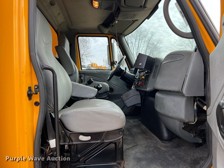 image for item MM9206 2007 International 7400  dump truck