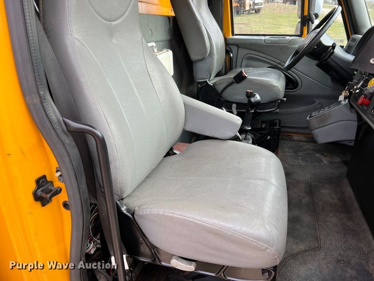 image for item MM9206 2007 International 7400  dump truck