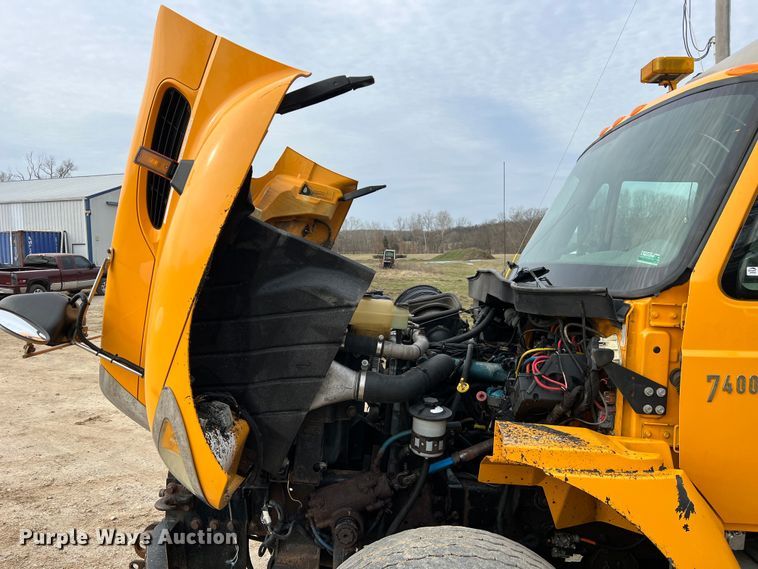 image for item MM9206 2007 International 7400  dump truck