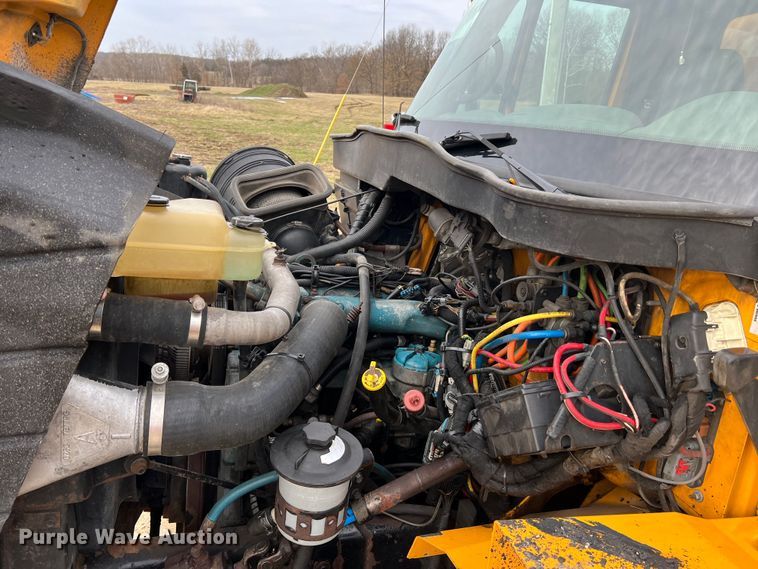 image for item MM9206 2007 International 7400  dump truck