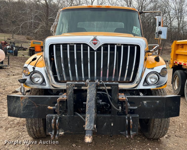 image for item MM9210 2016 International WorkStar 7500  truck cab and chassis