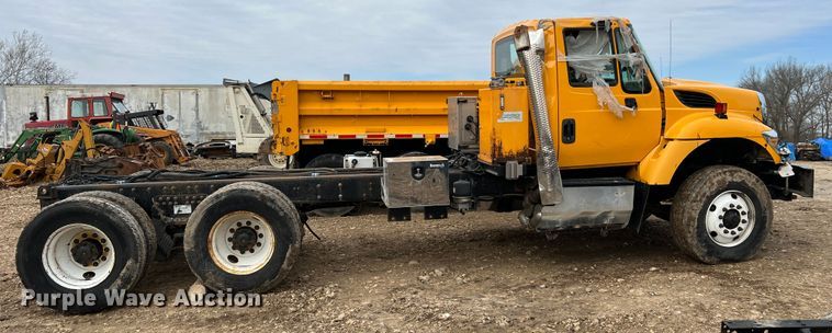 image for item MM9210 2016 International WorkStar 7500  truck cab and chassis