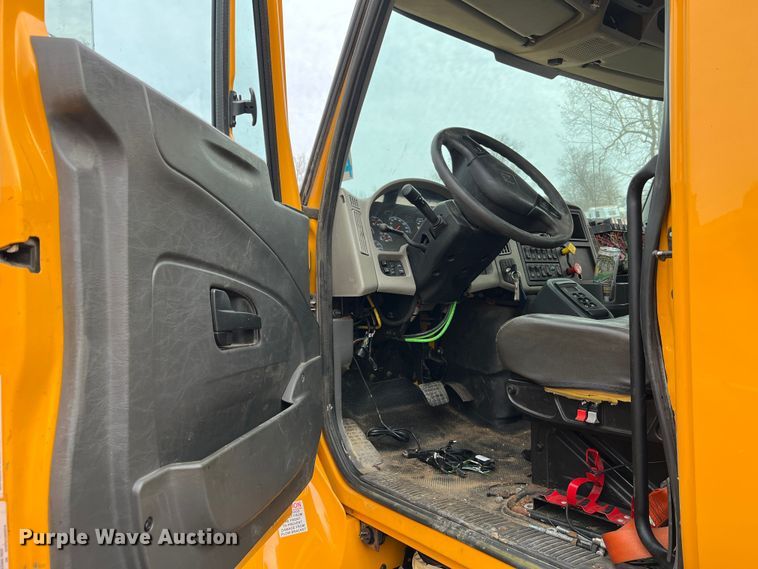 image for item MM9210 2016 International WorkStar 7500  truck cab and chassis