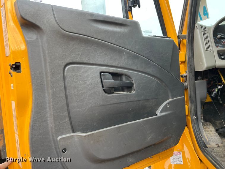 image for item MM9210 2016 International WorkStar 7500  truck cab and chassis