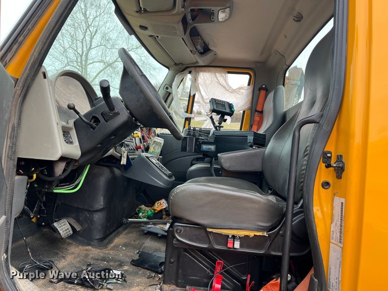 image for item MM9210 2016 International WorkStar 7500  truck cab and chassis