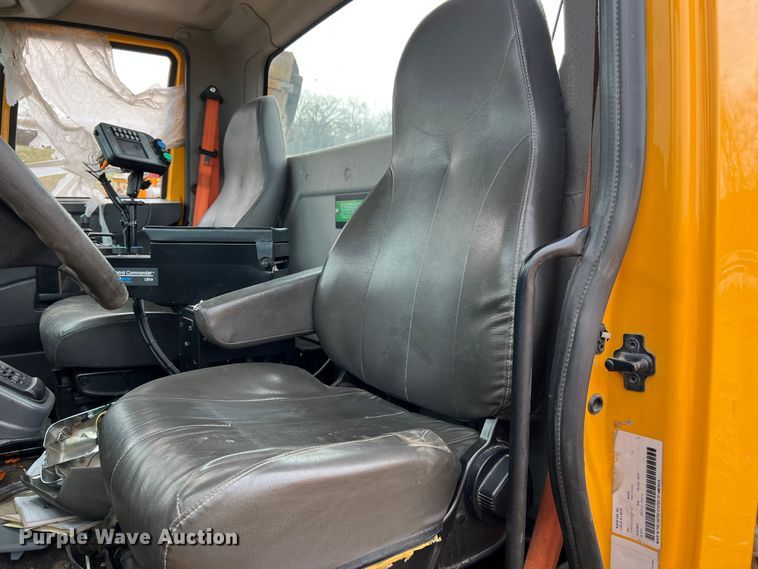 image for item MM9210 2016 International WorkStar 7500  truck cab and chassis