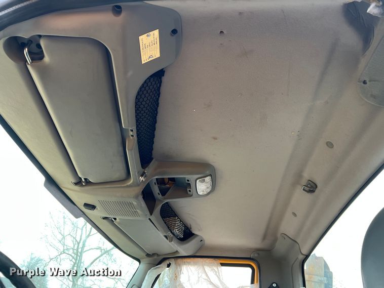 image for item MM9210 2016 International WorkStar 7500  truck cab and chassis