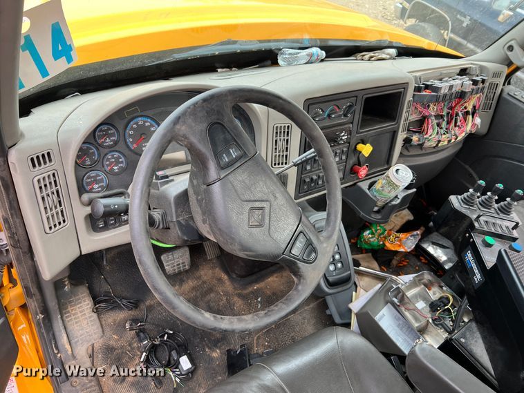 image for item MM9210 2016 International WorkStar 7500  truck cab and chassis