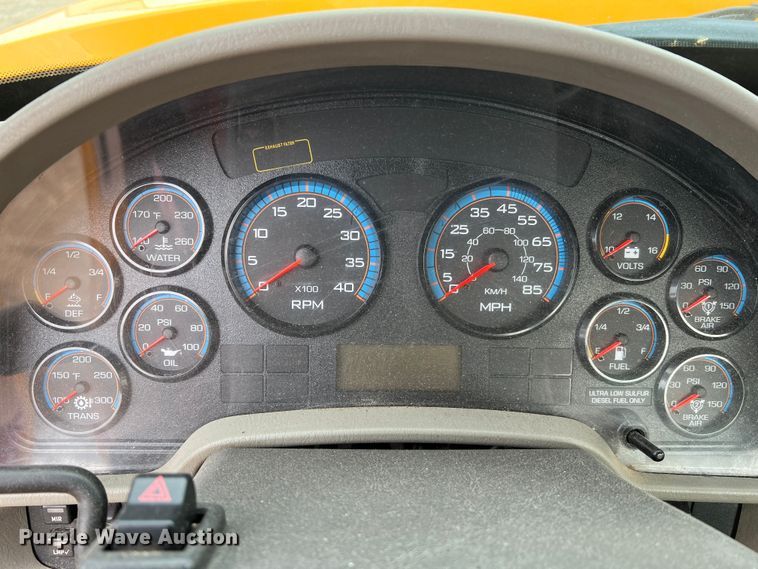 image for item MM9210 2016 International WorkStar 7500  truck cab and chassis