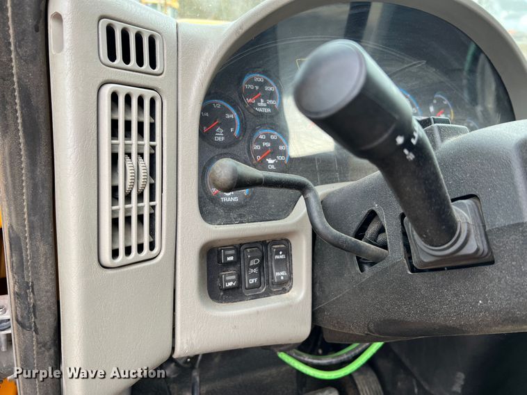 image for item MM9210 2016 International WorkStar 7500  truck cab and chassis