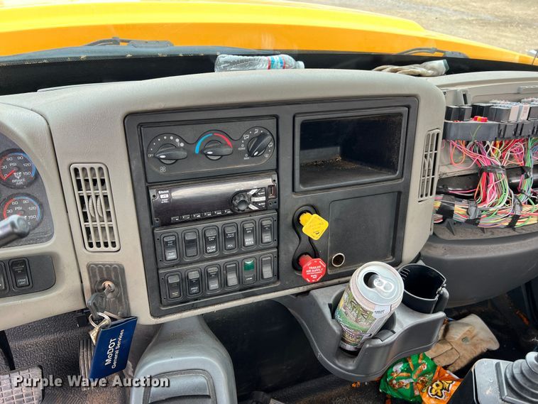 image for item MM9210 2016 International WorkStar 7500  truck cab and chassis