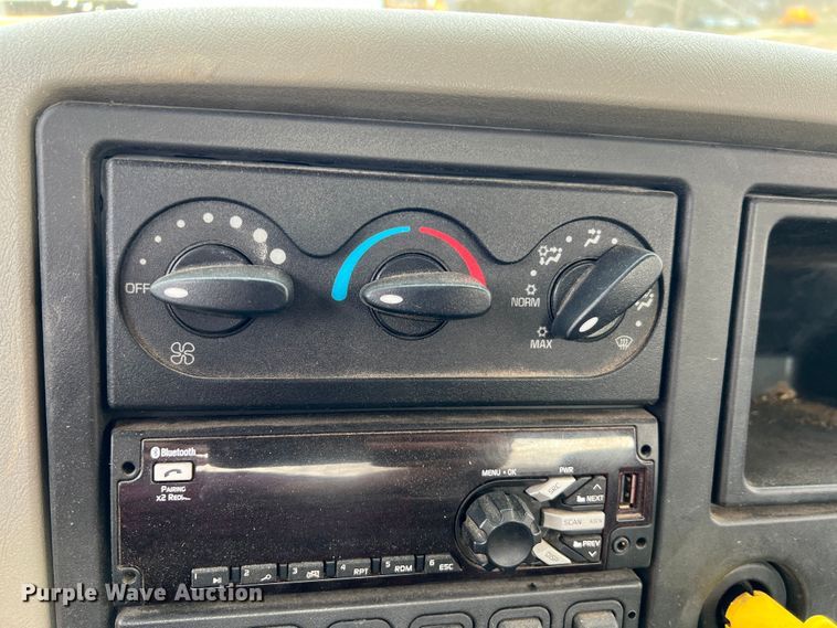 image for item MM9210 2016 International WorkStar 7500  truck cab and chassis