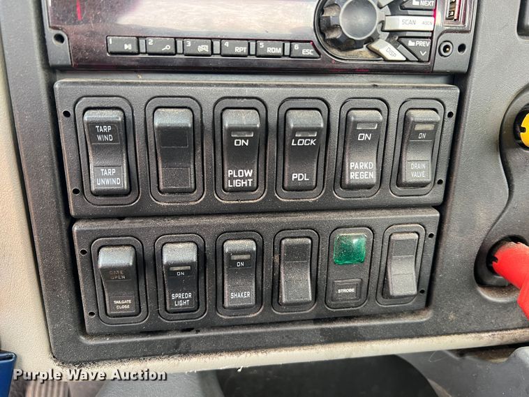 image for item MM9210 2016 International WorkStar 7500  truck cab and chassis