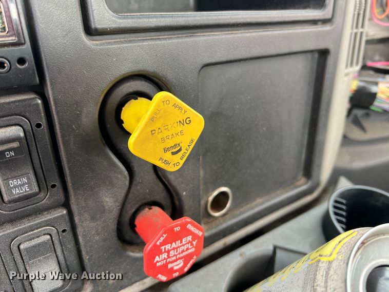 image for item MM9210 2016 International WorkStar 7500  truck cab and chassis