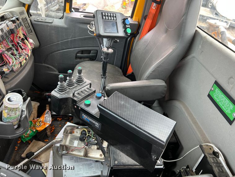 image for item MM9210 2016 International WorkStar 7500  truck cab and chassis