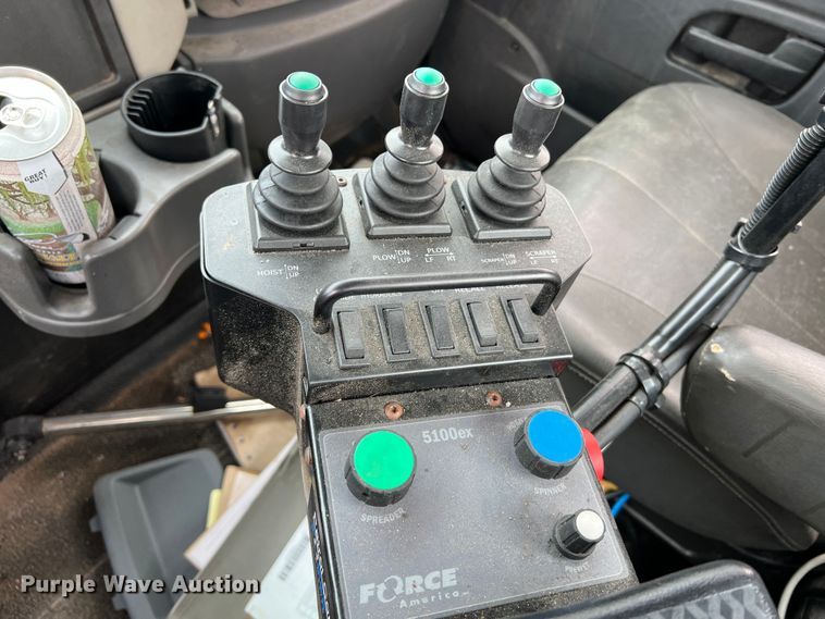 image for item MM9210 2016 International WorkStar 7500  truck cab and chassis