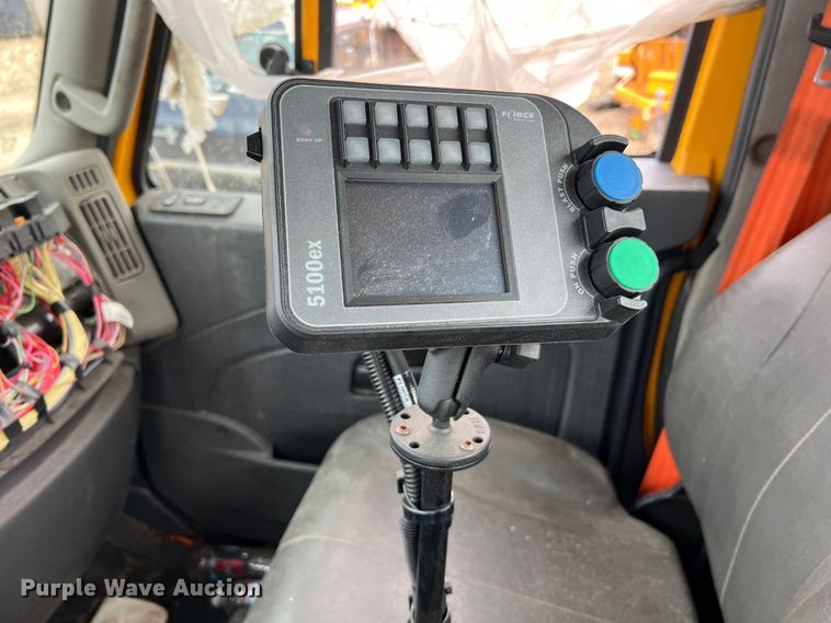 image for item MM9210 2016 International WorkStar 7500  truck cab and chassis